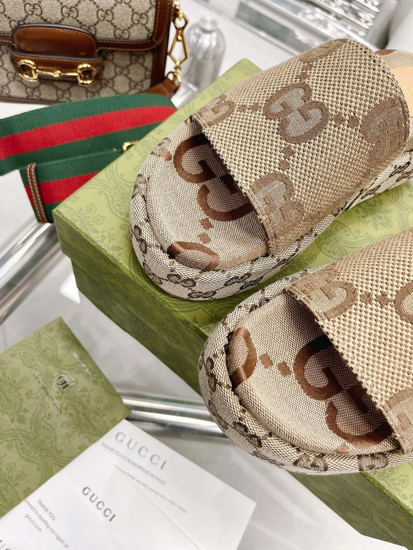 👟👟Ex-factory price 360👟👟 Spring and summer super double GG series high water platform sandals😻😻 This sandal is made of classic GG canvas, with a wide strap and a rubber sole shape to create an excellent shoe design. The GG logo began to be used in the 1970s and evolved from the Gucci diamond diamond pattern design that originally originated in the 1930s. Since its introduction, it has become an iconic traditional Gucci element. Fabric: Classic super large GG embroidered jacquard canvas. Lining: Water-dyed cowhide lining. Size: 35-47. Packaging: Full set of green original high-end packaging. Heel height: 12cm at the heel. 7cm at the forefoot. ●Outsole: original molded imported rubber combination sole. ●Created in Italy. Authentic development! The material and craftsmanship are consistent with the original version!
